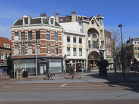 901576 Gezicht op het begin van de Voorstraat te Utrecht, die onlangs heringericht is, vanaf de Neude.